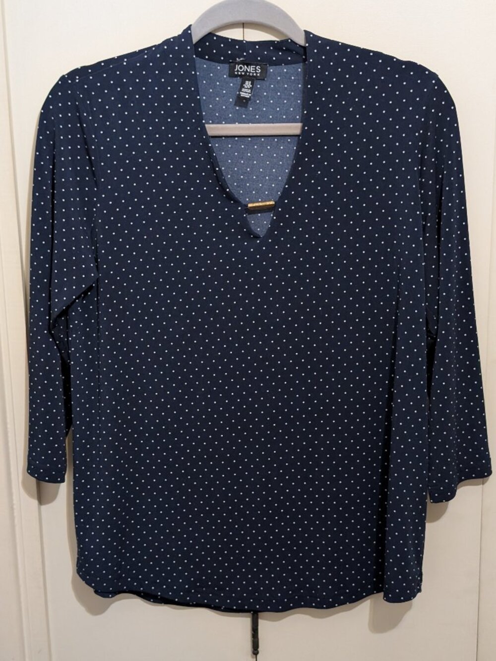 JONES New York Top - Navy Polka dot white -V-Neck 3/4 Sleeve -Stretch Knit -Sz M